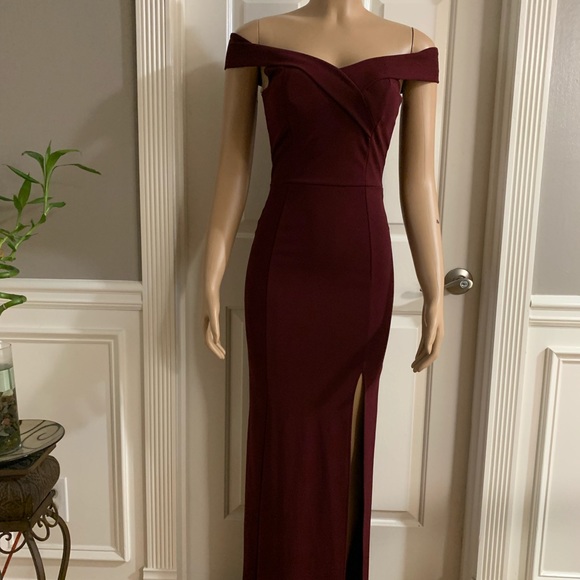 la scala Dresses & Skirts - Women’s junior burgundy off- shoulder maxi dress